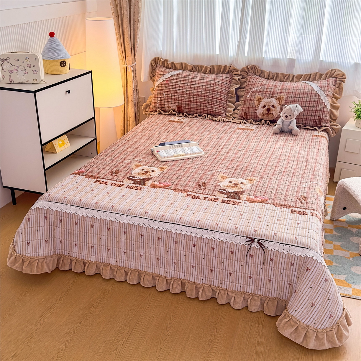 91家纺网 家纺一手货源 找家纺 恒爱家纺 2025新款牛奶绒夹棉花边床盖系列三件套 汪星人