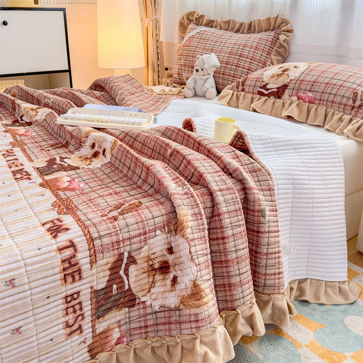 91家纺网 家纺一手货源 找家纺 恒爱家纺 2025新款牛奶绒夹棉花边床盖系列三件套 汪星人