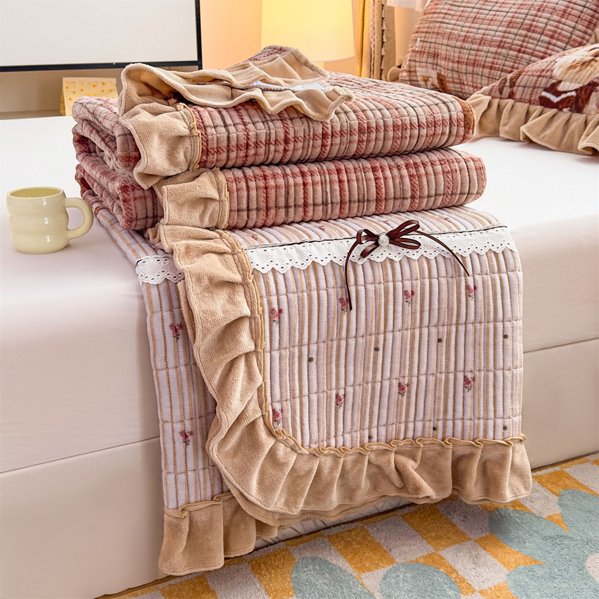 91家纺网 家纺一手货源 找家纺 恒爱家纺 2025新款牛奶绒夹棉花边床盖系列三件套 汪星人