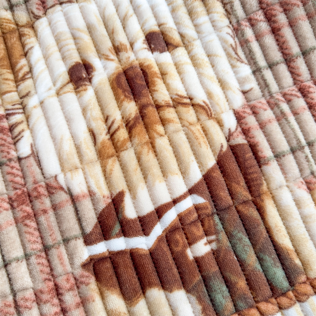 91家纺网 家纺一手货源 找家纺 恒爱家纺 2025新款牛奶绒夹棉花边床盖系列三件套 汪星人