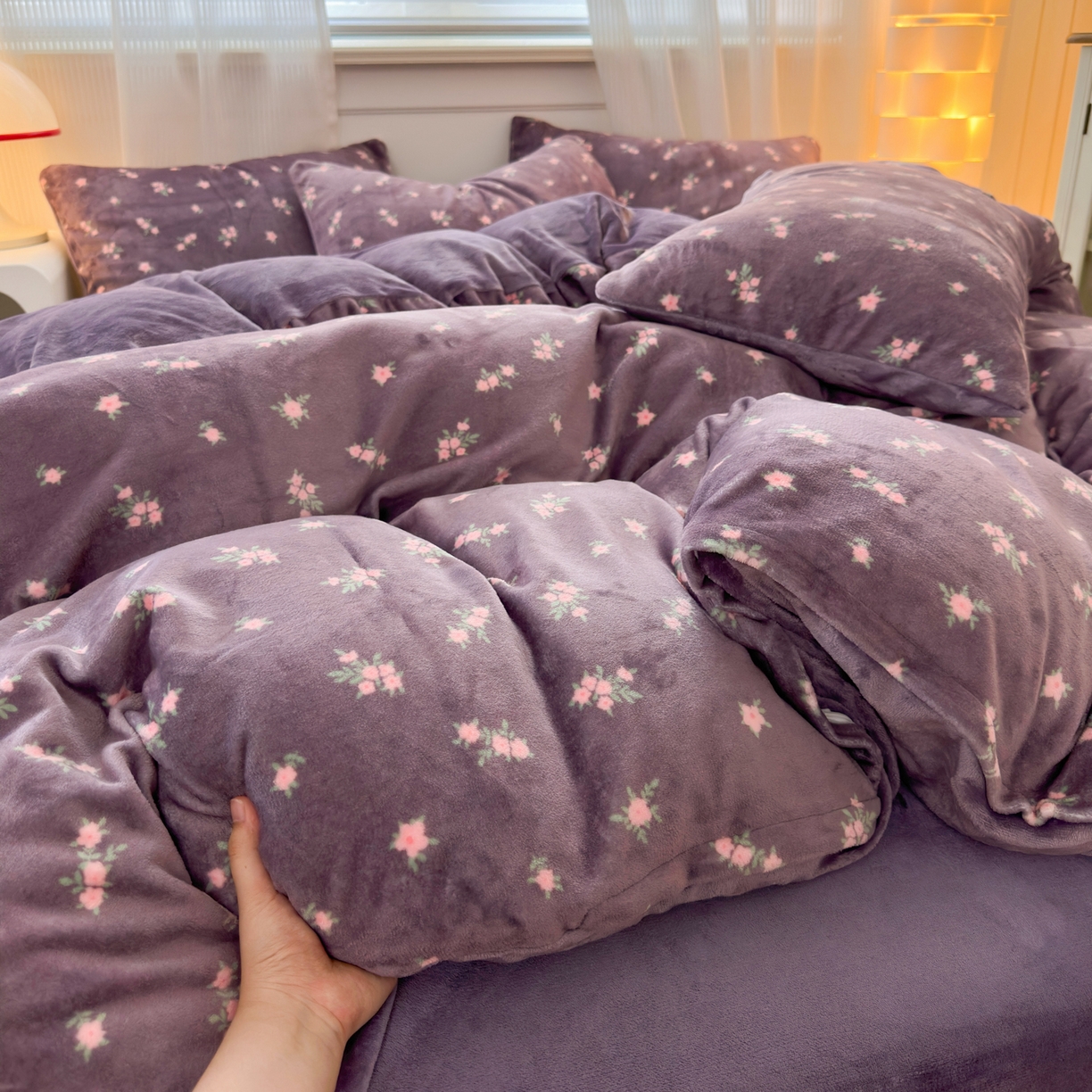 91家纺网 家纺一手货源 找家纺 德比尔斯 2025新款暗合印花牛奶绒四件套 紫香草