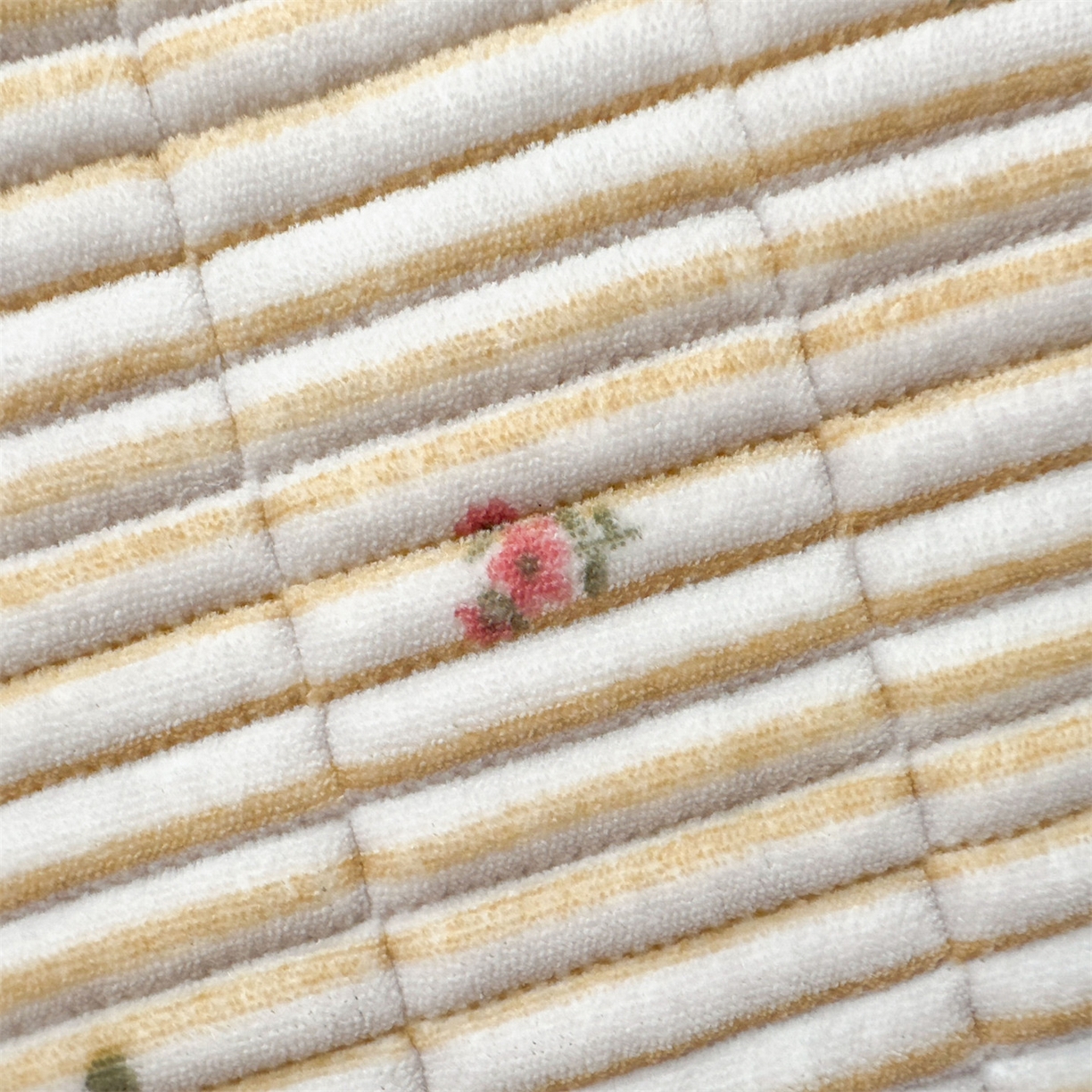 91家纺网 家纺一手货源 找家纺 恒爱家纺 2025新款牛奶绒夹棉花边床盖系列三件套 汪星人