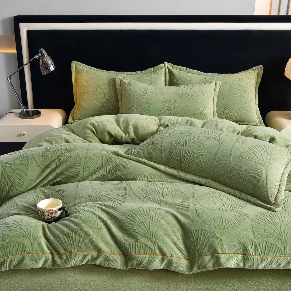 91家纺网 家纺一手货源 找家纺 苏迪网销供货 2025新款牛奶绒四件套A类高克重全消光雕花一字绣工艺款 银杏叶-豆绿