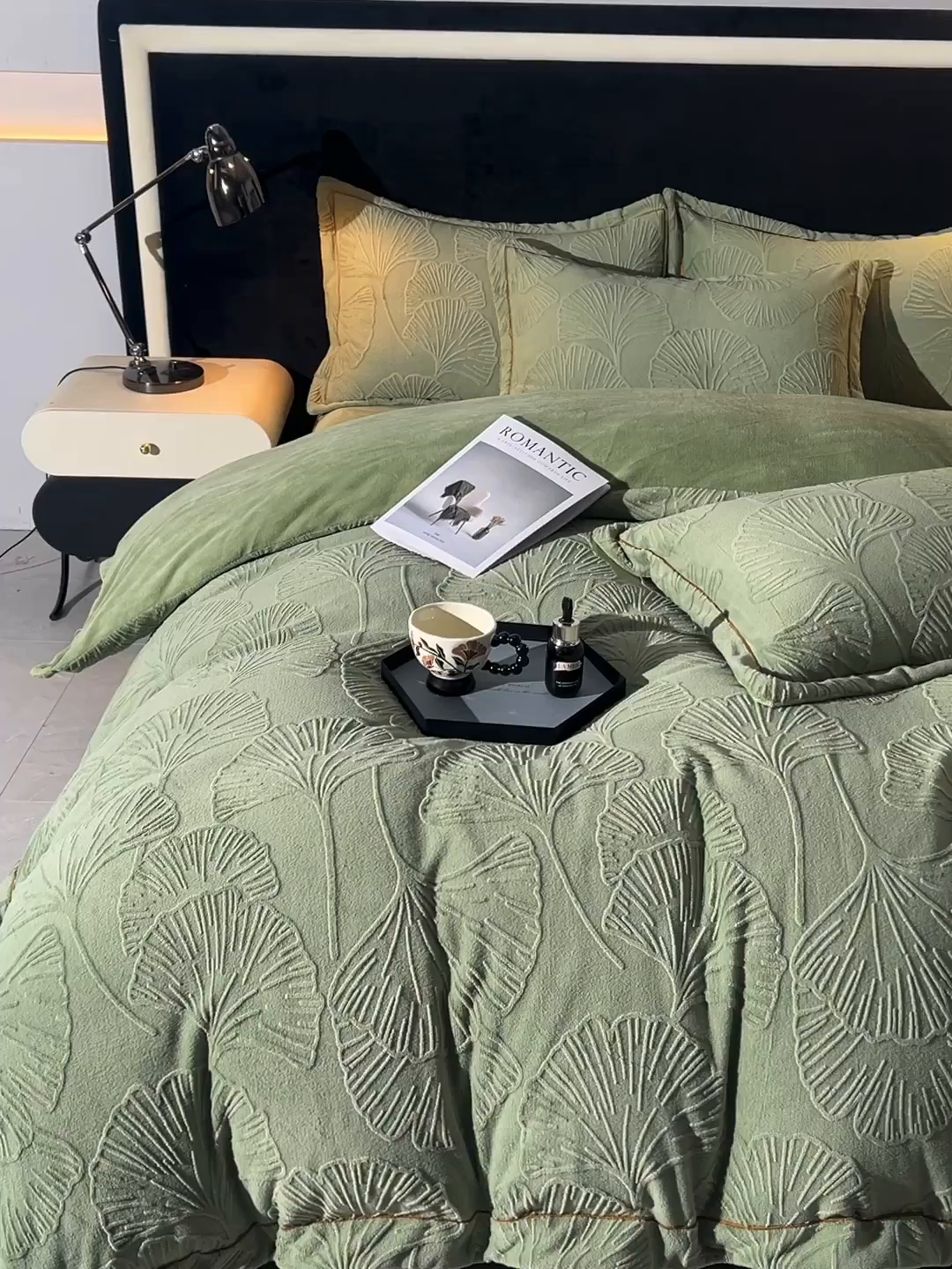 91家纺网 家纺一手货源 找家纺 苏迪网销供货 2025新款牛奶绒四件套A类高克重全消光雕花一字绣工艺款 银杏叶-豆绿