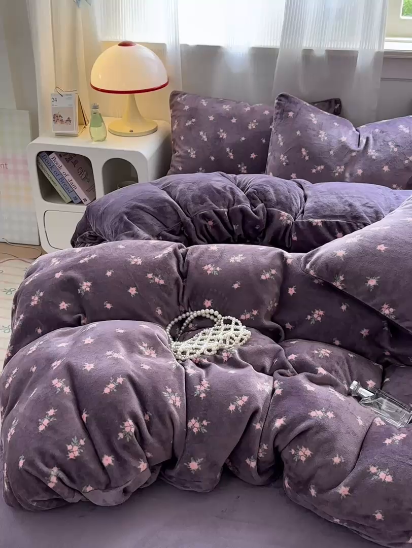 91家纺网 家纺一手货源 找家纺 德比尔斯 2025新款暗合印花牛奶绒四件套 紫香草