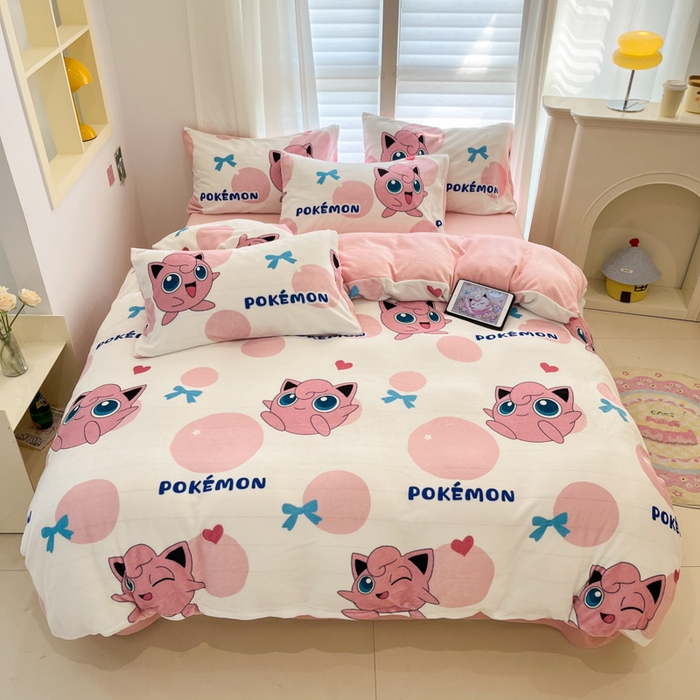 91家纺网 家纺一手货源 找家纺 金爱家 2025新品大版卡通平网数码印花加厚高克重牛奶绒皮卡丘系列四件套 绒小版-蝴蝶结胖丁