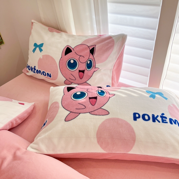 91家纺网 家纺一手货源 找家纺 金爱家 2025新品大版卡通平网数码印花加厚高克重牛奶绒皮卡丘系列四件套 绒小版-蝴蝶结胖丁