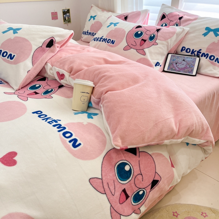 91家纺网 家纺一手货源 找家纺 金爱家 2025新品大版卡通平网数码印花加厚高克重牛奶绒皮卡丘系列四件套 绒小版-蝴蝶结胖丁