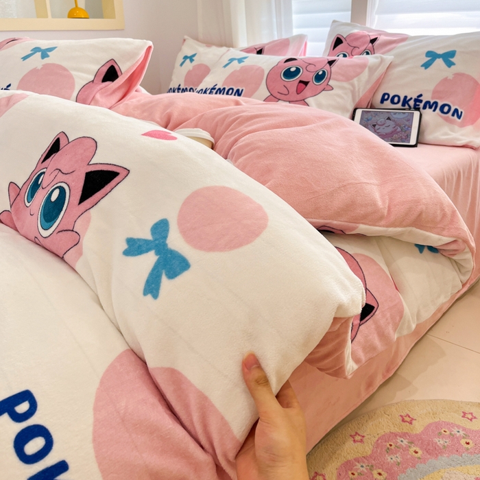 91家纺网 家纺一手货源 找家纺 金爱家 2025新品大版卡通平网数码印花加厚高克重牛奶绒皮卡丘系列四件套 绒小版-蝴蝶结胖丁