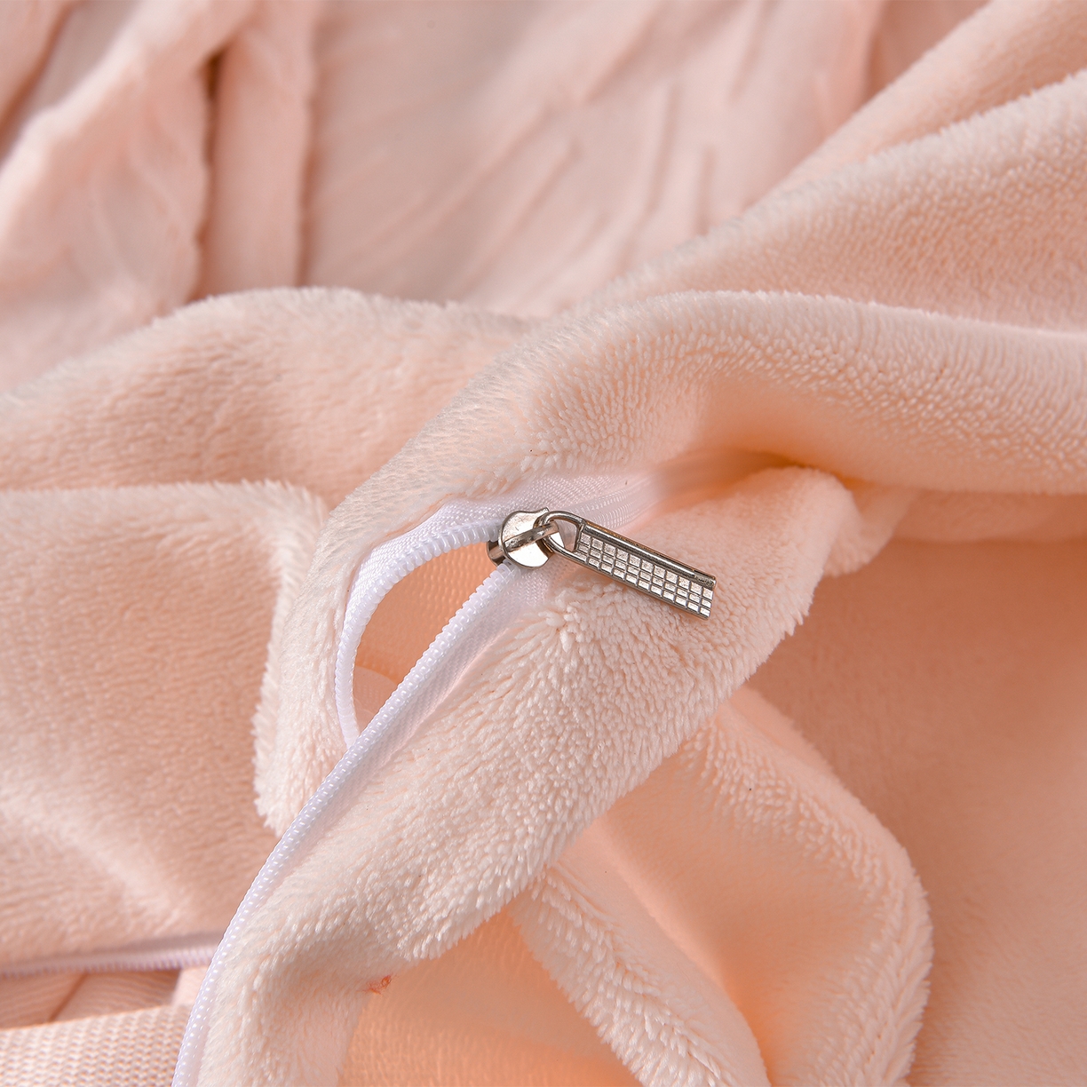 91家纺网 家纺一手货源 找家纺 苏迪网销供货 2025新款牛奶绒四件套A类高克重全消光雕花一字绣工艺款 银杏叶-粉玉