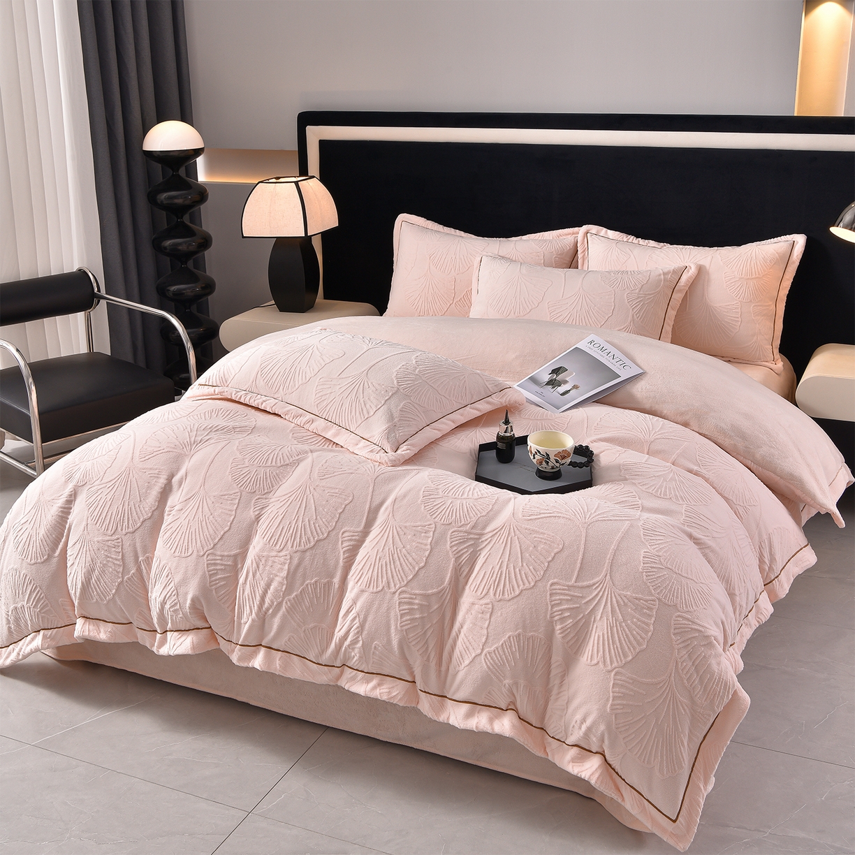 91家纺网 家纺一手货源 找家纺 苏迪网销供货 2025新款牛奶绒四件套A类高克重全消光雕花一字绣工艺款 银杏叶-粉玉