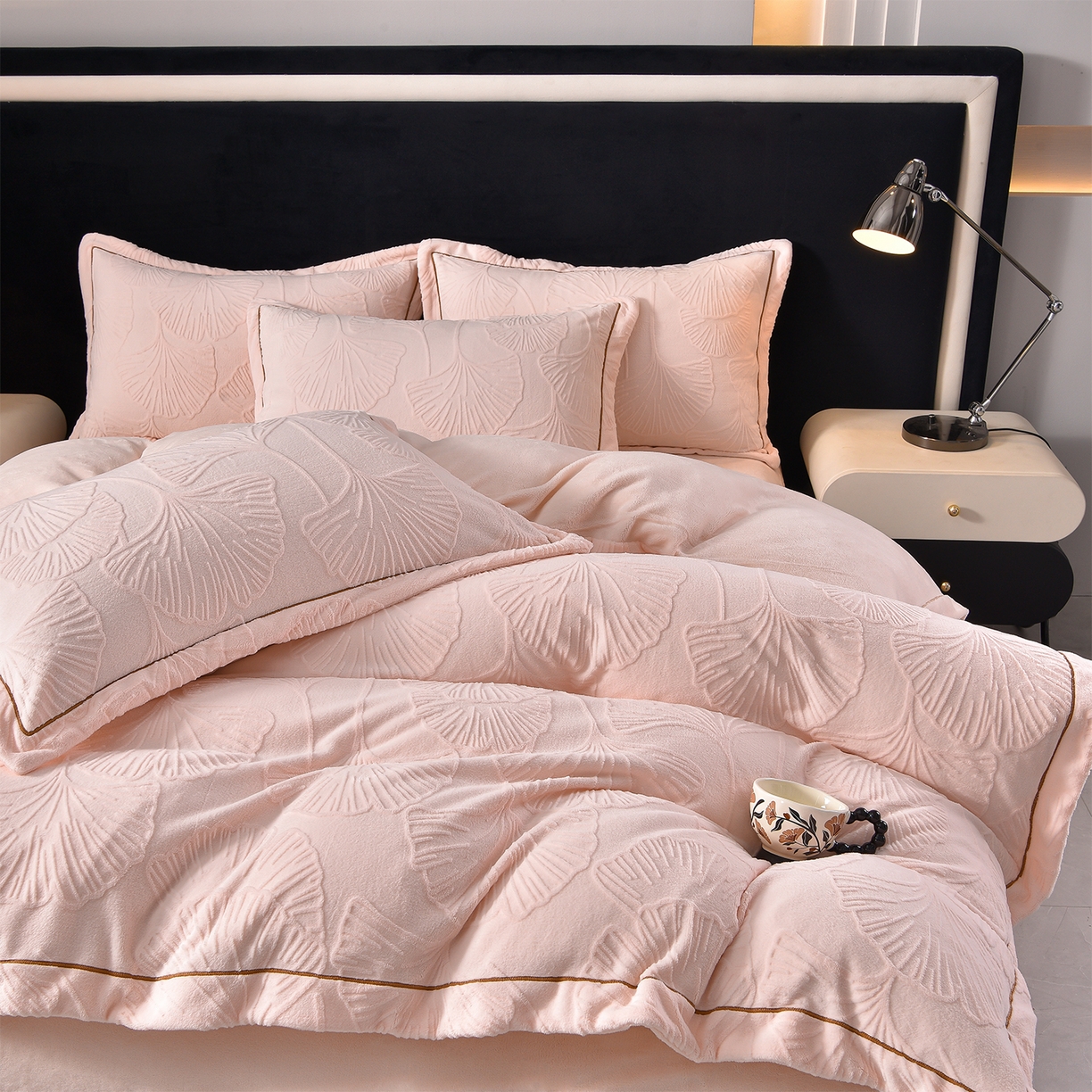 91家纺网 家纺一手货源 找家纺 苏迪网销供货 2025新款牛奶绒四件套A类高克重全消光雕花一字绣工艺款 银杏叶-粉玉