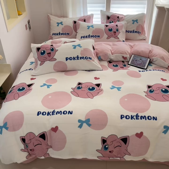 91家纺网 家纺一手货源 找家纺 金爱家 2025新品大版卡通平网数码印花加厚高克重牛奶绒皮卡丘系列四件套 绒小版-蝴蝶结胖丁