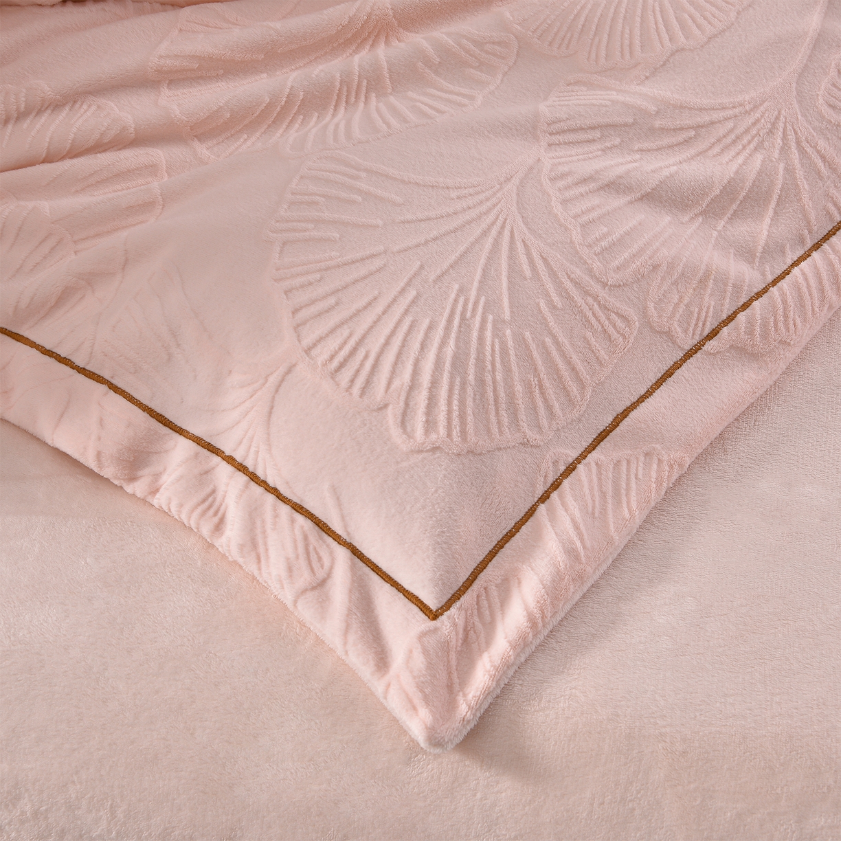 91家纺网 家纺一手货源 找家纺 苏迪网销供货 2025新款牛奶绒四件套A类高克重全消光雕花一字绣工艺款 银杏叶-粉玉