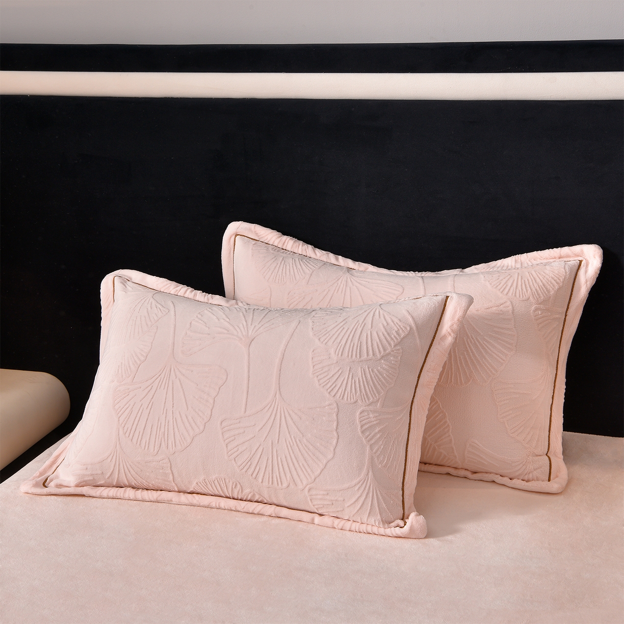 91家纺网 家纺一手货源 找家纺 苏迪网销供货 2025新款牛奶绒四件套A类高克重全消光雕花一字绣工艺款 银杏叶-粉玉