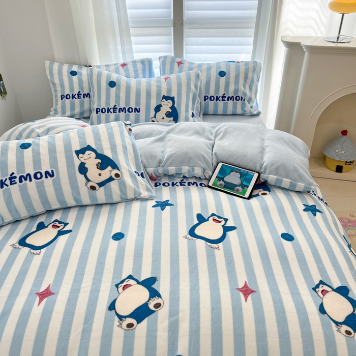 91家纺网 家纺一手货源 找家纺 金爱家 2025新品大版卡通平网数码印花加厚高克重牛奶绒皮卡丘系列四件套 绒小版-蓝条卡比兽