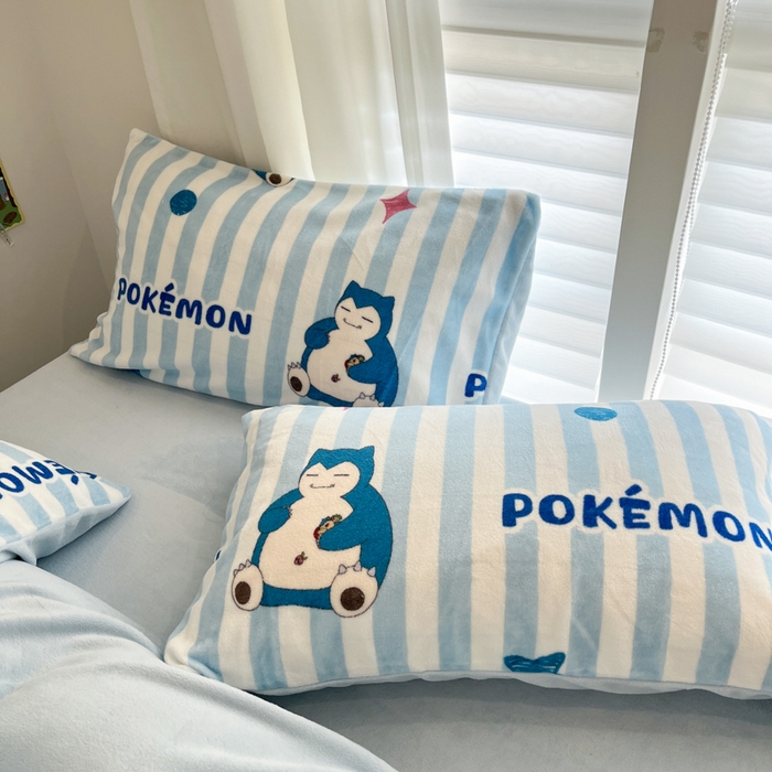 91家纺网 家纺一手货源 找家纺 金爱家 2025新品大版卡通平网数码印花加厚高克重牛奶绒皮卡丘系列四件套 绒小版-蓝条卡比兽