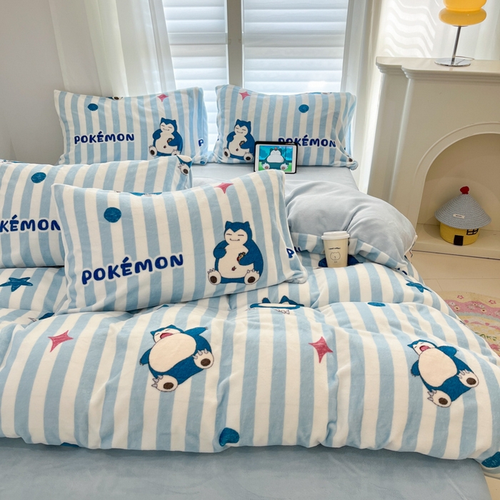 91家纺网 家纺一手货源 找家纺 金爱家 2025新品大版卡通平网数码印花加厚高克重牛奶绒皮卡丘系列四件套 绒小版-蓝条卡比兽