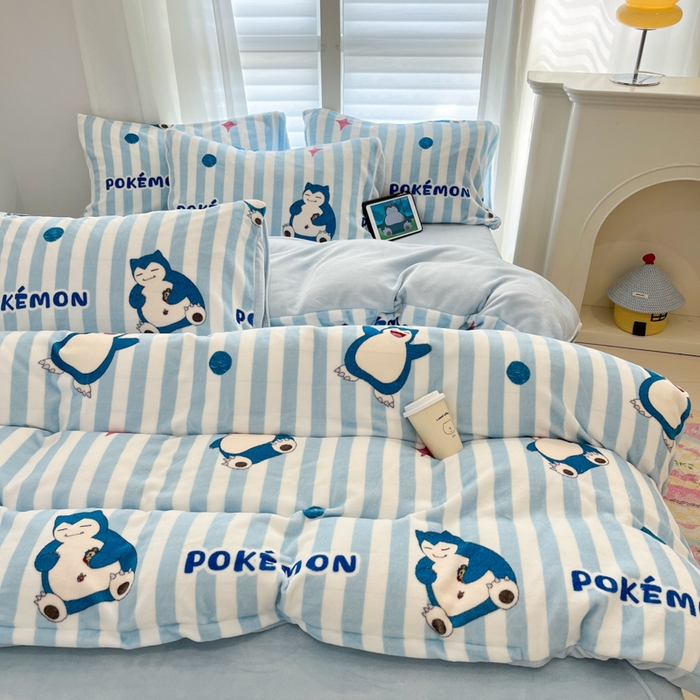 91家纺网 家纺一手货源 找家纺 金爱家 2025新品大版卡通平网数码印花加厚高克重牛奶绒皮卡丘系列四件套 绒小版-蓝条卡比兽