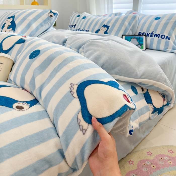 91家纺网 家纺一手货源 找家纺 金爱家 2025新品大版卡通平网数码印花加厚高克重牛奶绒皮卡丘系列四件套 绒小版-蓝条卡比兽