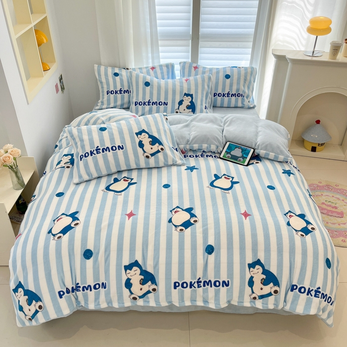 91家纺网 家纺一手货源 找家纺 金爱家 2025新品大版卡通平网数码印花加厚高克重牛奶绒皮卡丘系列四件套 绒小版-蓝条卡比兽