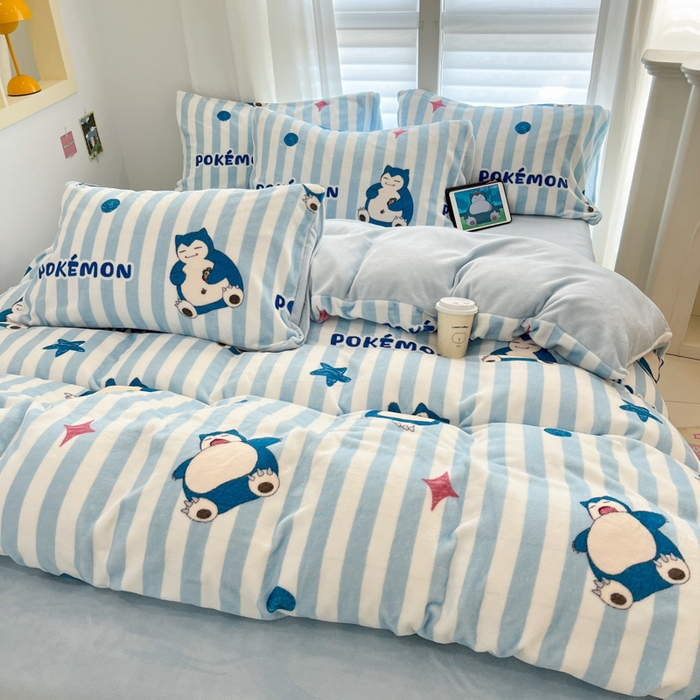 91家纺网 家纺一手货源 找家纺 金爱家 2025新品大版卡通平网数码印花加厚高克重牛奶绒皮卡丘系列四件套 绒小版-蓝条卡比兽