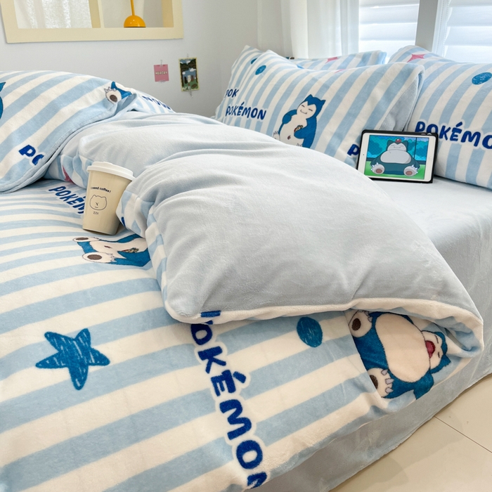 91家纺网 家纺一手货源 找家纺 金爱家 2025新品大版卡通平网数码印花加厚高克重牛奶绒皮卡丘系列四件套 绒小版-蓝条卡比兽