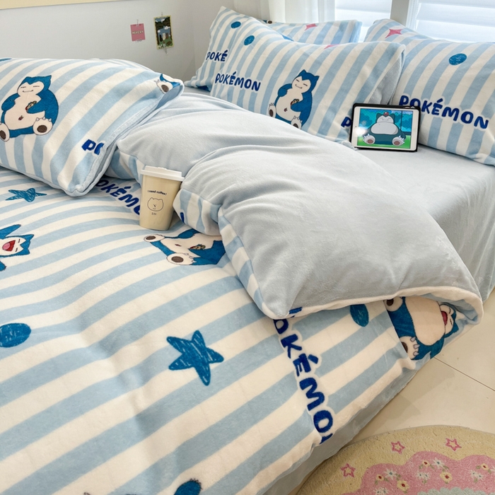 91家纺网 家纺一手货源 找家纺 金爱家 2025新品大版卡通平网数码印花加厚高克重牛奶绒皮卡丘系列四件套 绒小版-蓝条卡比兽