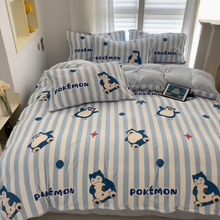 91家纺网 家纺一手货源 找家纺 金爱家 2025新品大版卡通平网数码印花加厚高克重牛奶绒皮卡丘系列四件套 绒小版-蓝条卡比兽