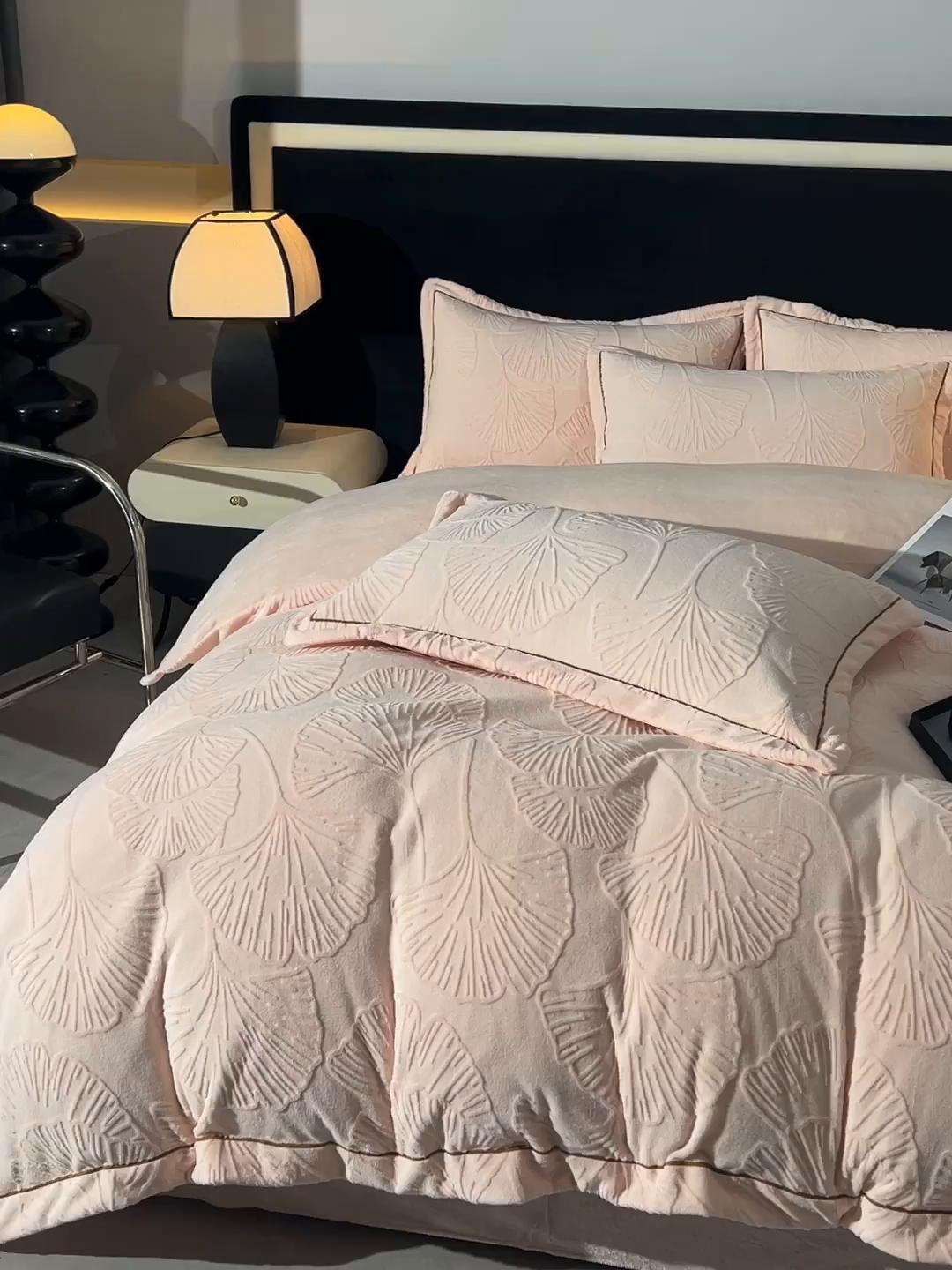 91家纺网 家纺一手货源 找家纺 苏迪网销供货 2025新款牛奶绒四件套A类高克重全消光雕花一字绣工艺款 银杏叶-粉玉