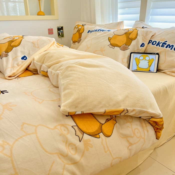 91家纺网 家纺一手货源 找家纺 金爱家 2025新品大版卡通平网数码印花加厚高克重牛奶绒皮卡丘系列四件套 绒小版-奶黄可达鸭