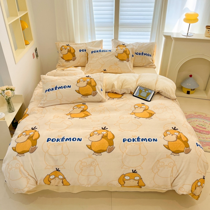 91家纺网 家纺一手货源 找家纺 金爱家 2025新品大版卡通平网数码印花加厚高克重牛奶绒皮卡丘系列四件套 绒小版-奶黄可达鸭