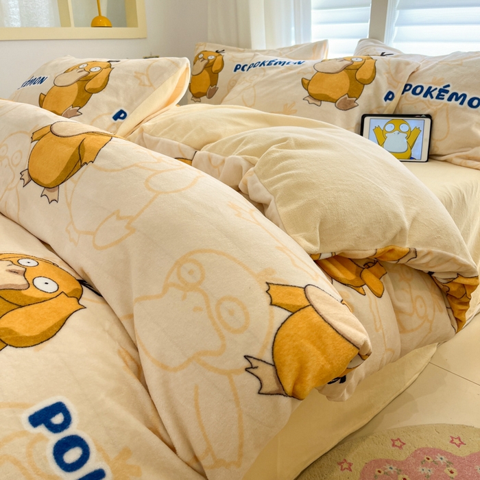 91家纺网 家纺一手货源 找家纺 金爱家 2025新品大版卡通平网数码印花加厚高克重牛奶绒皮卡丘系列四件套 绒小版-奶黄可达鸭