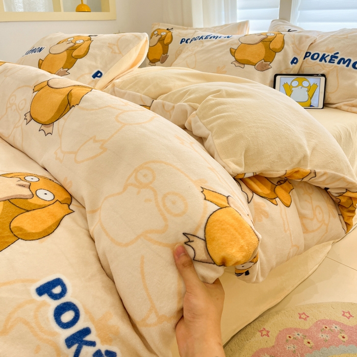 91家纺网 家纺一手货源 找家纺 金爱家 2025新品大版卡通平网数码印花加厚高克重牛奶绒皮卡丘系列四件套 绒小版-奶黄可达鸭
