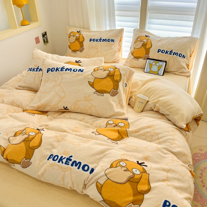 91家纺网 家纺一手货源 找家纺 金爱家 2025新品大版卡通平网数码印花加厚高克重牛奶绒皮卡丘系列四件套 绒小版-奶黄可达鸭