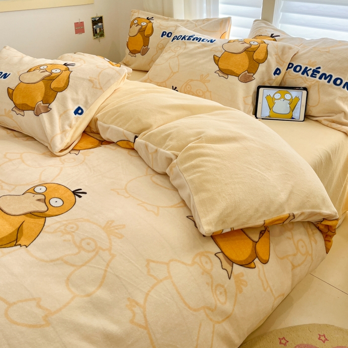 91家纺网 家纺一手货源 找家纺 金爱家 2025新品大版卡通平网数码印花加厚高克重牛奶绒皮卡丘系列四件套 绒小版-奶黄可达鸭