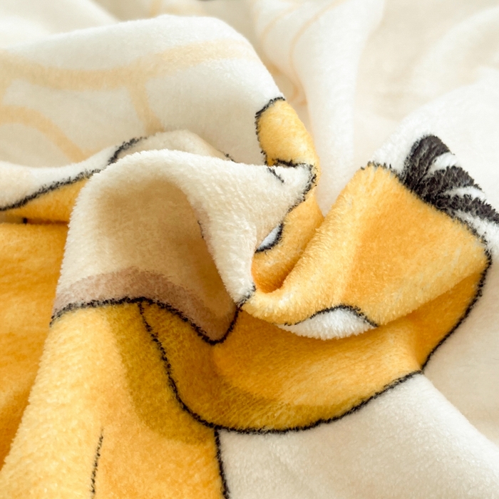 91家纺网 家纺一手货源 找家纺 金爱家 2025新品大版卡通平网数码印花加厚高克重牛奶绒皮卡丘系列四件套 绒小版-奶黄可达鸭