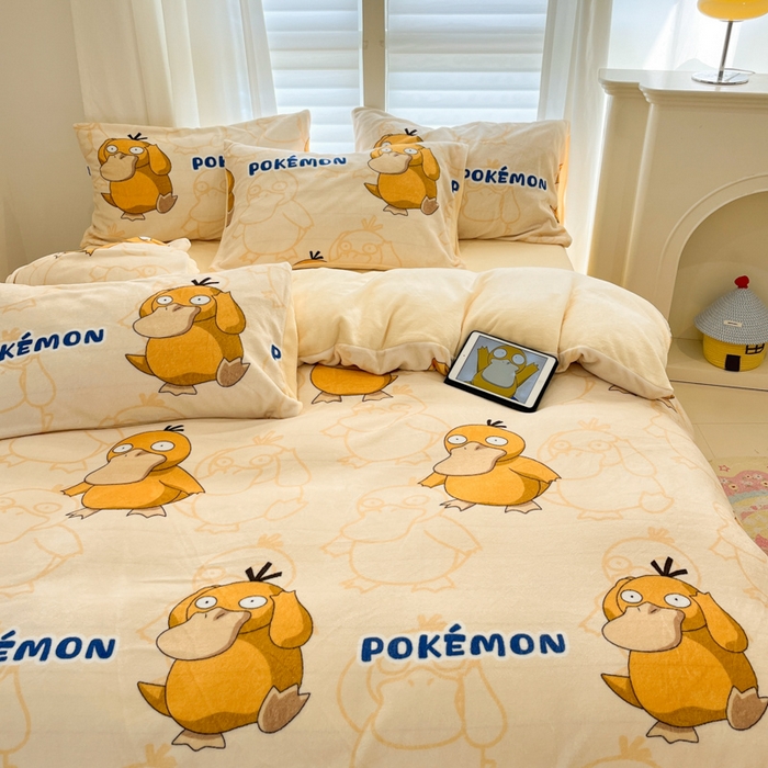 91家纺网 家纺一手货源 找家纺 金爱家 2025新品大版卡通平网数码印花加厚高克重牛奶绒皮卡丘系列四件套 绒小版-奶黄可达鸭