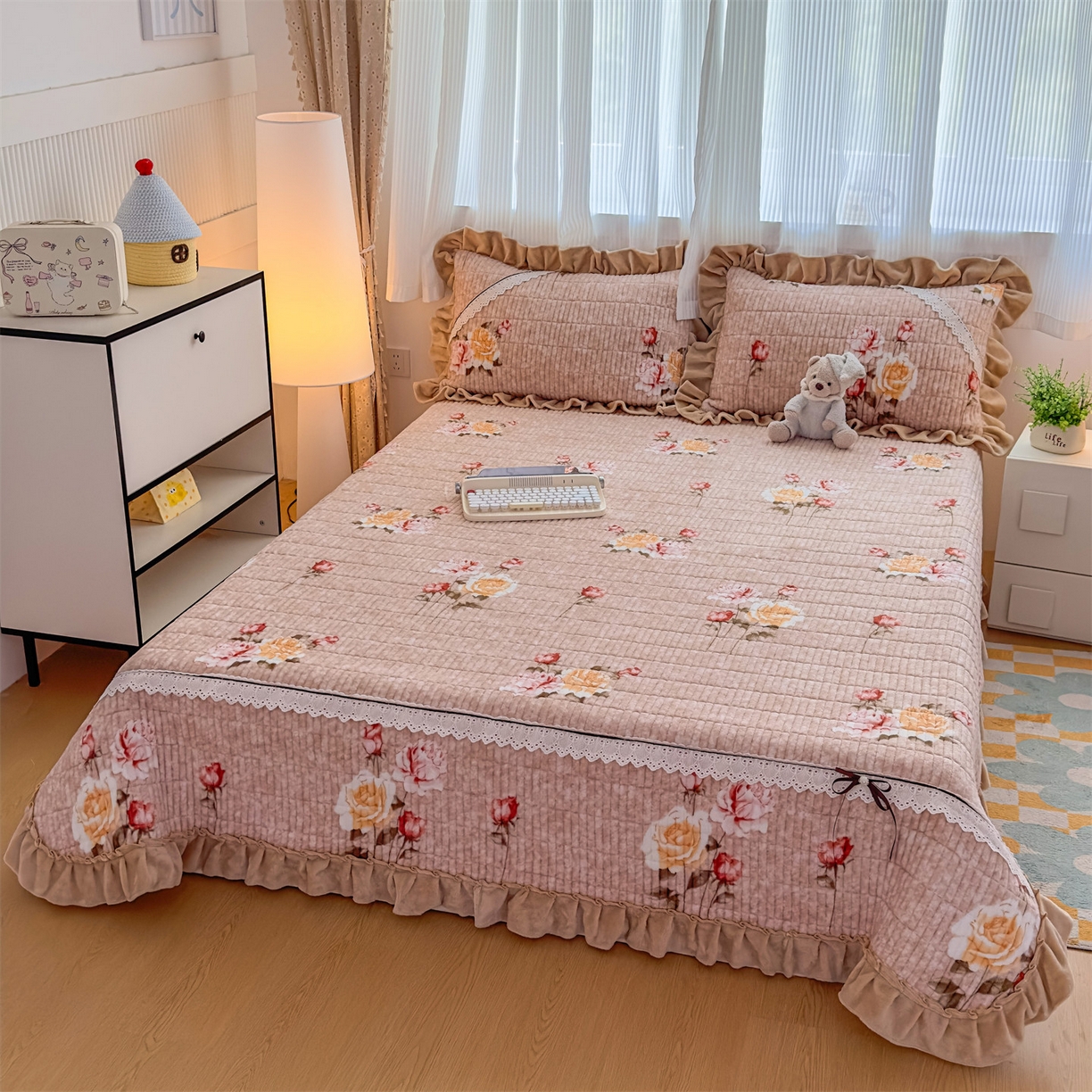 91家纺网 家纺一手货源 找家纺 恒爱家纺 2025新款牛奶绒夹棉花边床盖系列三件套 争奇斗艳-驼