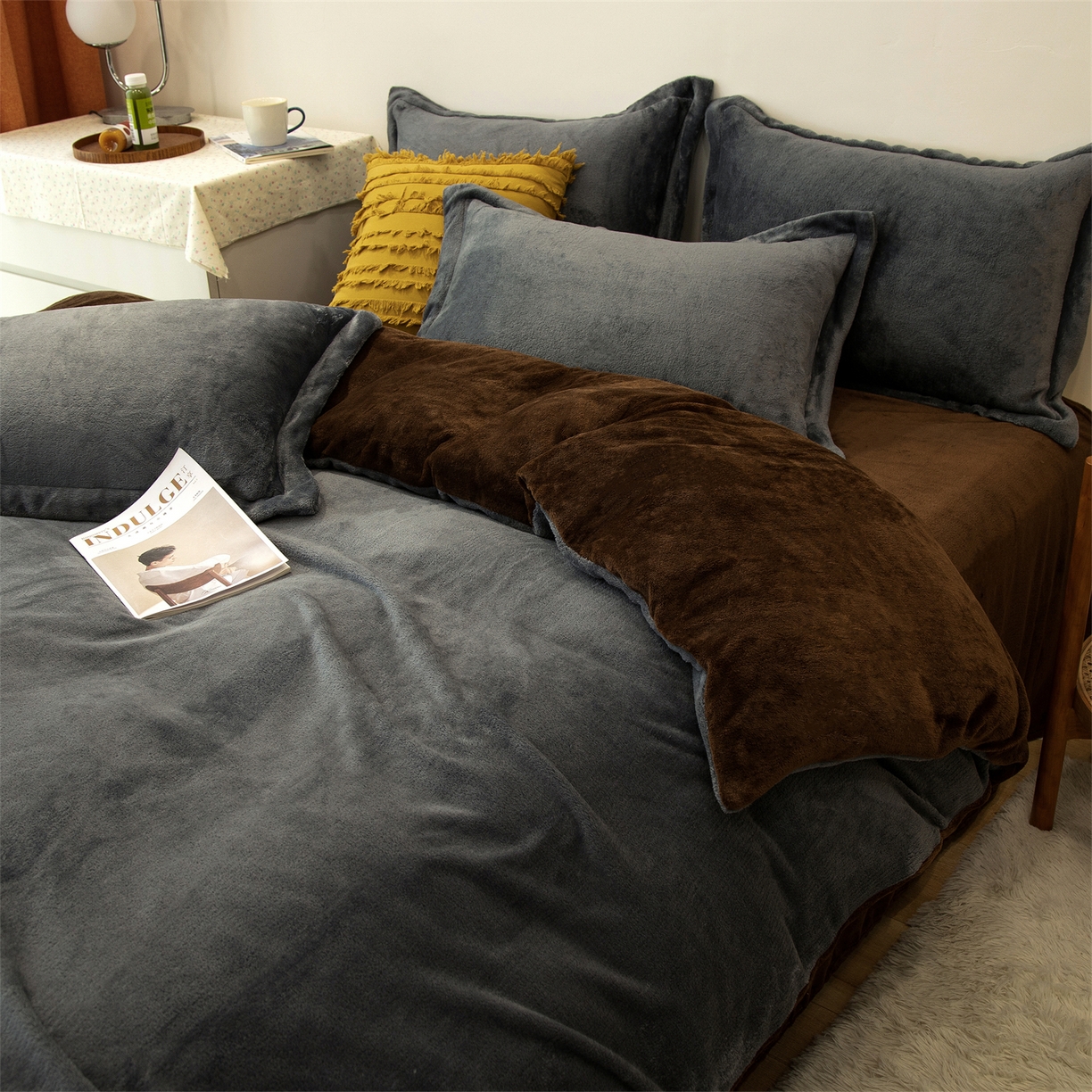 91家纺网 家纺一手货源 找家纺 兰紫橙家纺 2025新款双面绒纯色双拼牛奶绒四件套 深灰+咖啡