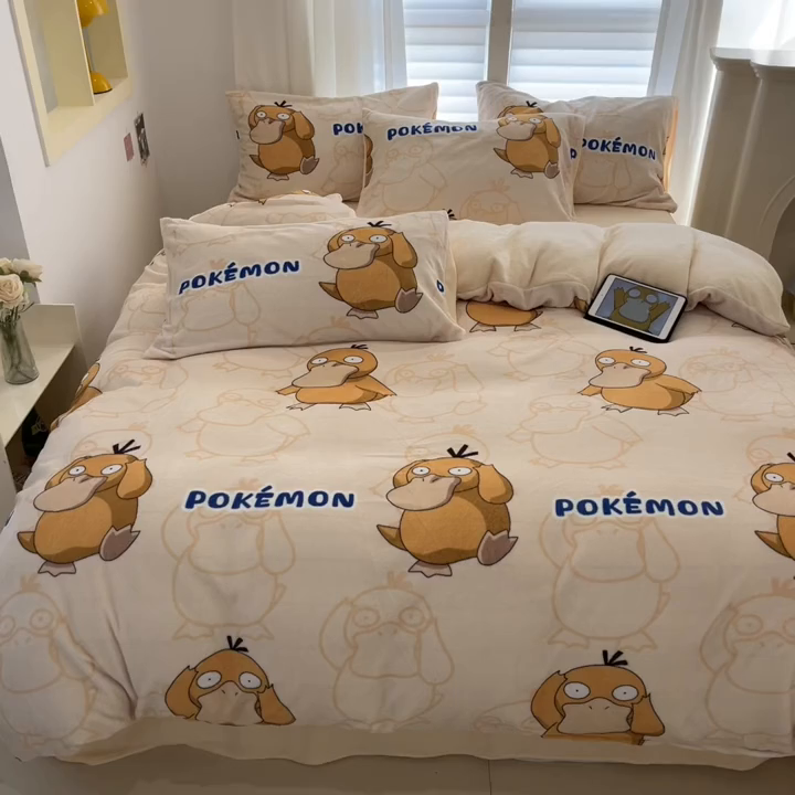 91家纺网 家纺一手货源 找家纺 金爱家 2025新品大版卡通平网数码印花加厚高克重牛奶绒皮卡丘系列四件套 绒小版-奶黄可达鸭