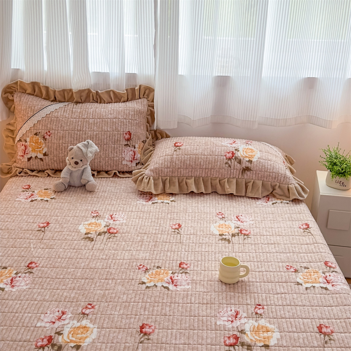 91家纺网 家纺一手货源 找家纺 恒爱家纺 2025新款牛奶绒夹棉花边床盖系列三件套 争奇斗艳-驼