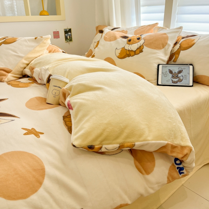 91家纺网 家纺一手货源 找家纺 金爱家 2025新品大版卡通平网数码印花加厚高克重牛奶绒皮卡丘系列四件套 绒小版-泡泡伊布