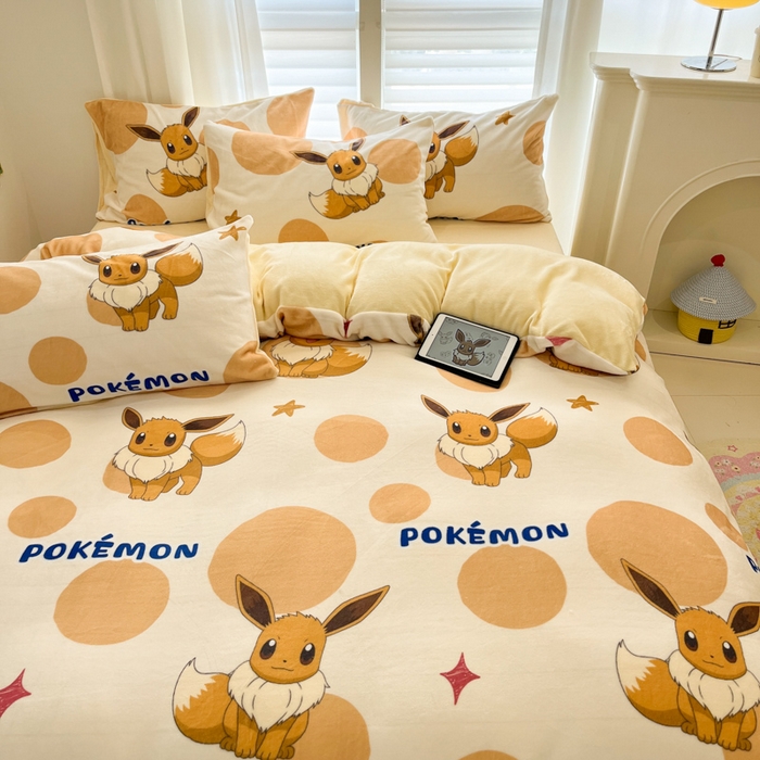 91家纺网 家纺一手货源 找家纺 金爱家 2025新品大版卡通平网数码印花加厚高克重牛奶绒皮卡丘系列四件套 绒小版-泡泡伊布