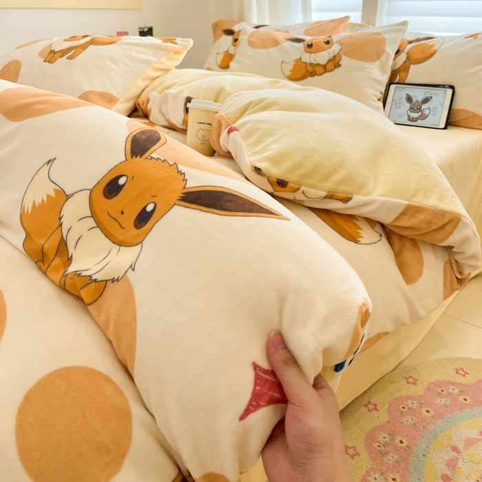 91家纺网 家纺一手货源 找家纺 金爱家 2025新品大版卡通平网数码印花加厚高克重牛奶绒皮卡丘系列四件套 绒小版-泡泡伊布