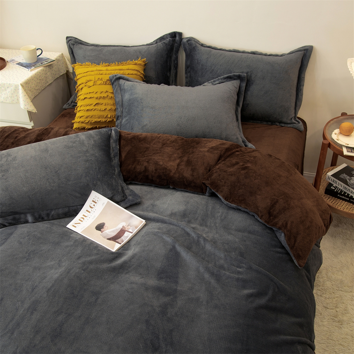 91家纺网 家纺一手货源 找家纺 兰紫橙家纺 2025新款双面绒纯色双拼牛奶绒四件套 深灰+咖啡