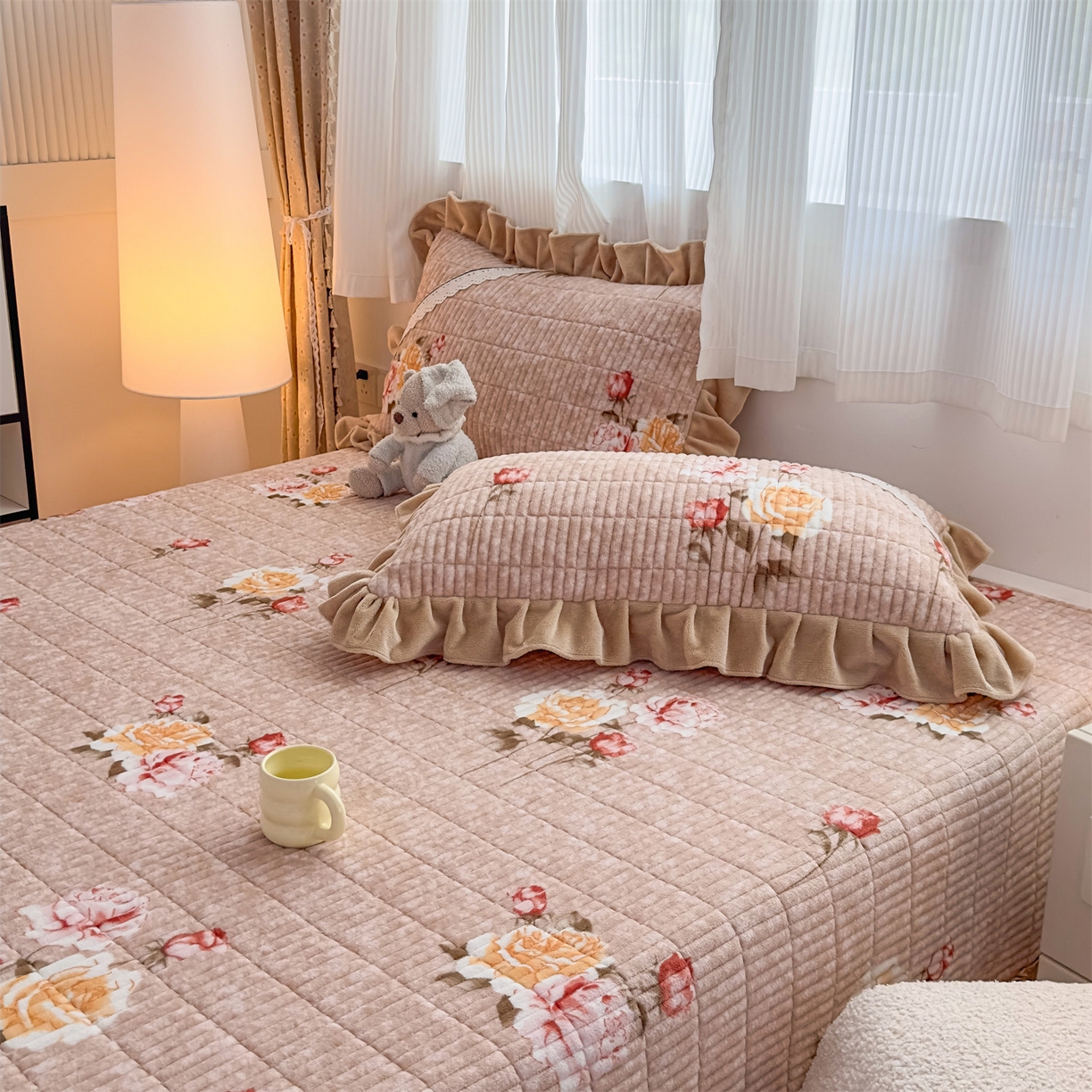 91家纺网 家纺一手货源 找家纺 恒爱家纺 2025新款牛奶绒夹棉花边床盖系列三件套 争奇斗艳-驼