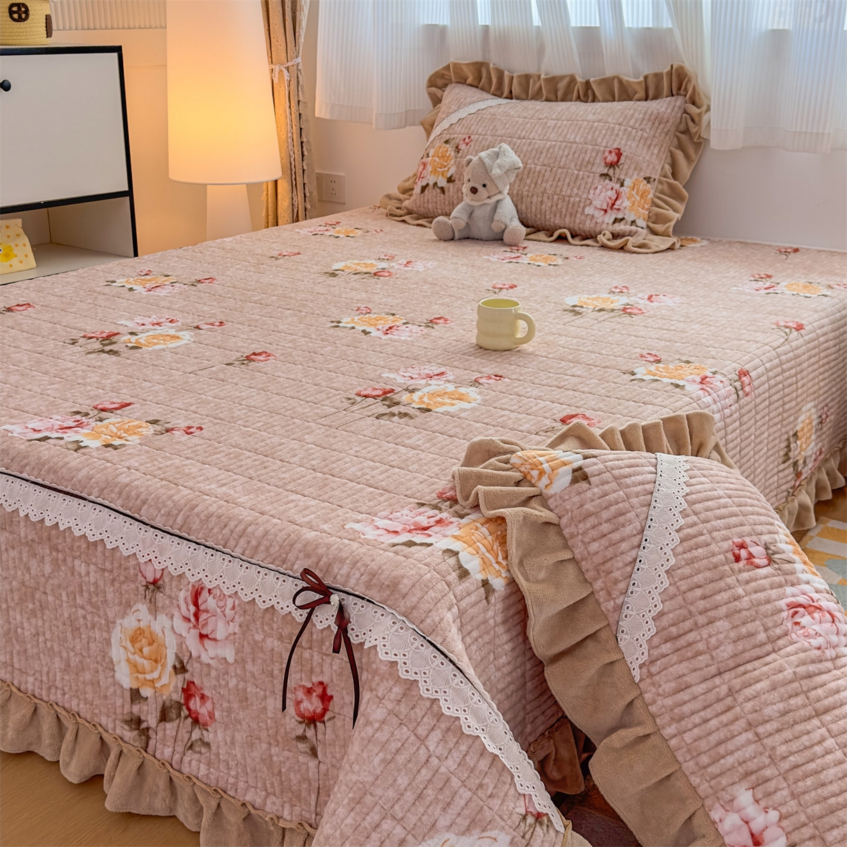 91家纺网 家纺一手货源 找家纺 恒爱家纺 2025新款牛奶绒夹棉花边床盖系列三件套 争奇斗艳-驼