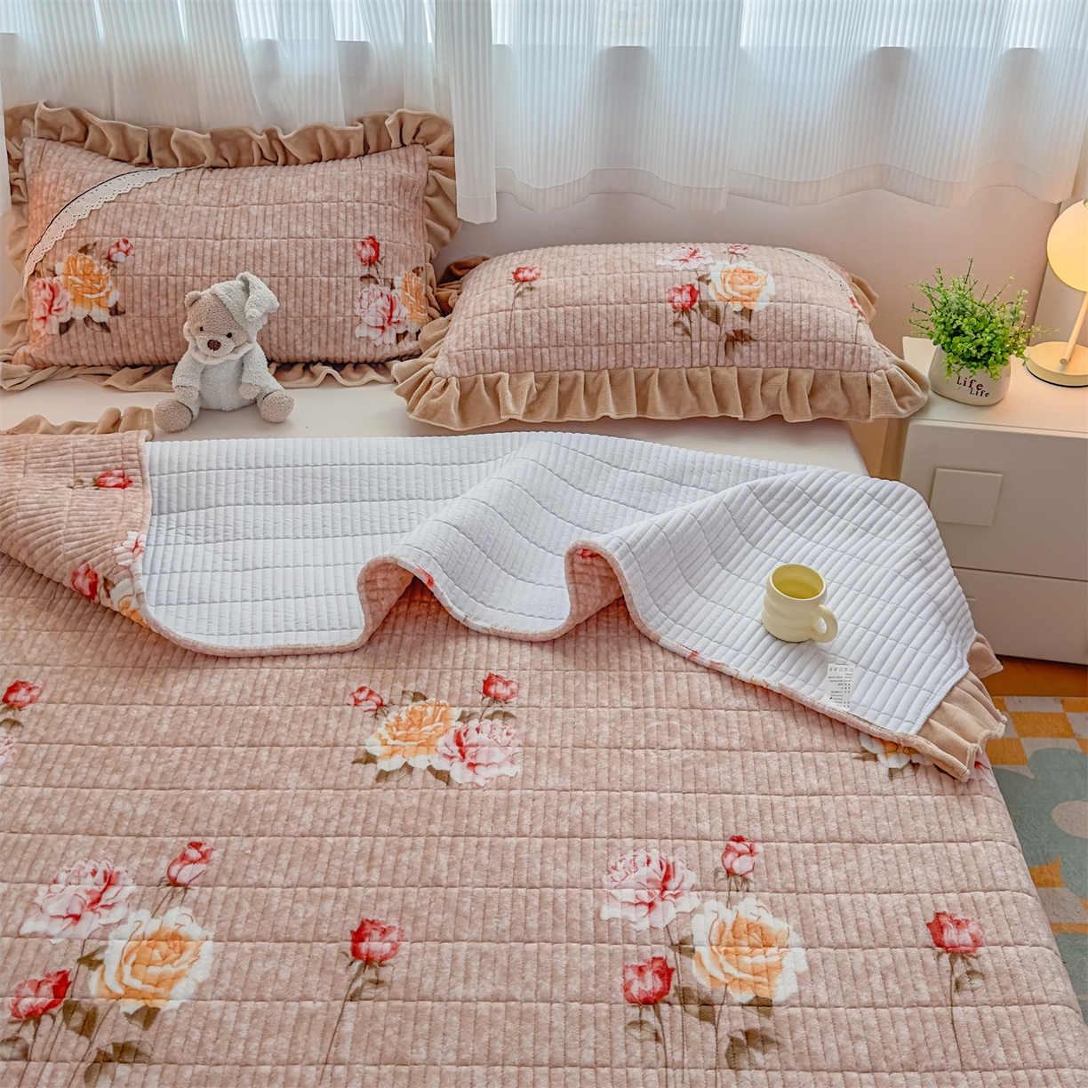 91家纺网 家纺一手货源 找家纺 恒爱家纺 2025新款牛奶绒夹棉花边床盖系列三件套 争奇斗艳-驼