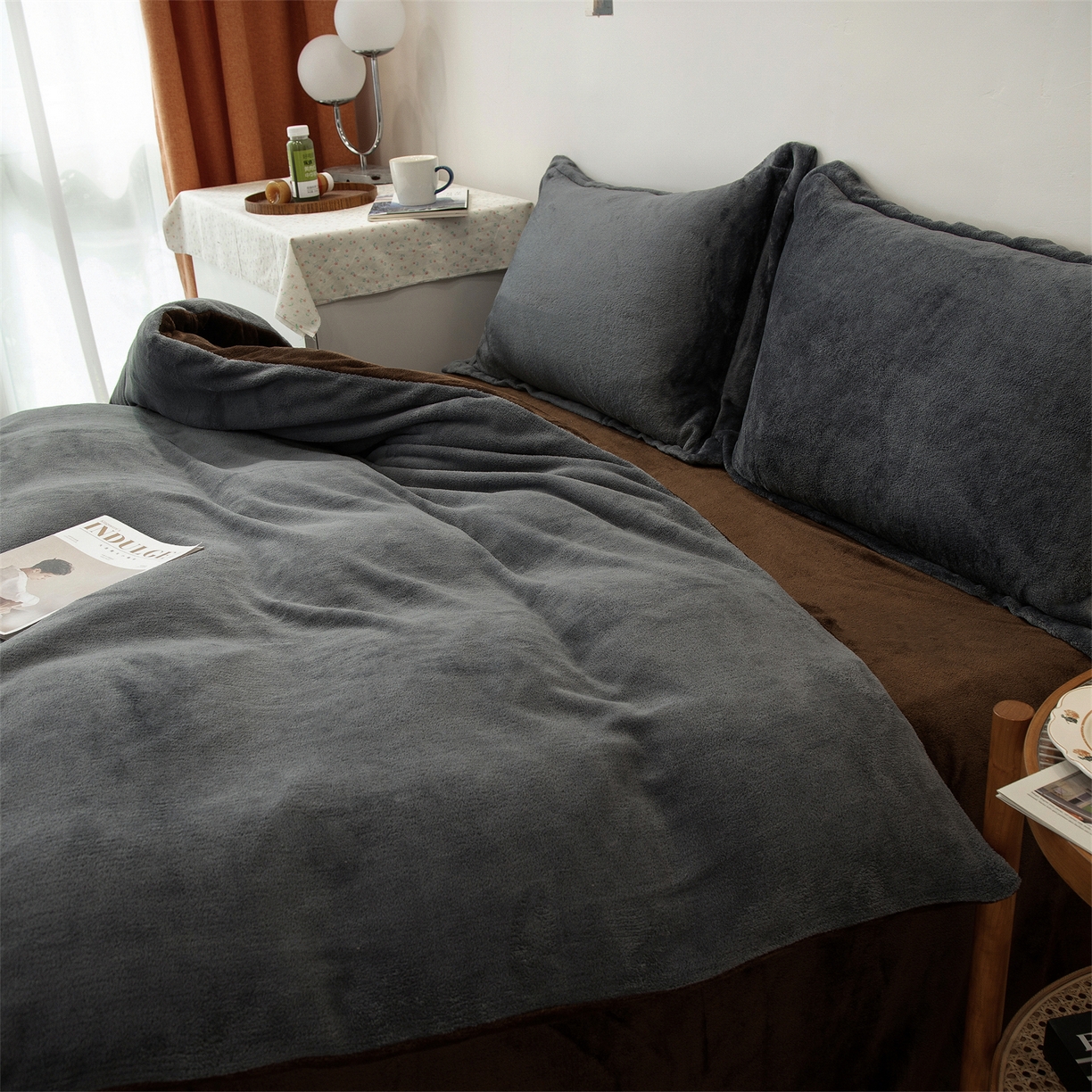 91家纺网 家纺一手货源 找家纺 兰紫橙家纺 2025新款双面绒纯色双拼牛奶绒四件套 深灰+咖啡